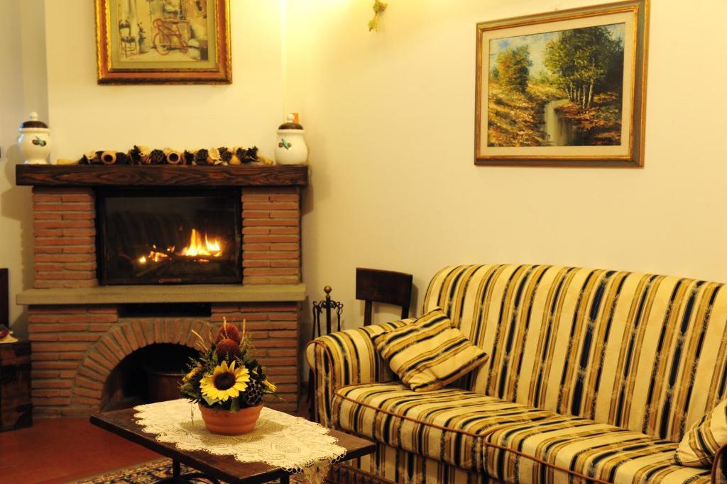 אניירי Agriturismo Il Sasso חדר תמונה